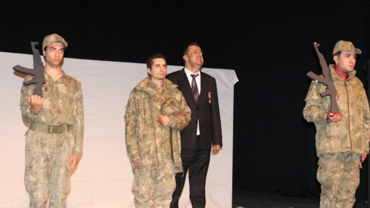 Gazi Yalçın Yedek’in Hayatı Sahnede Yoğun İlgi Gördü