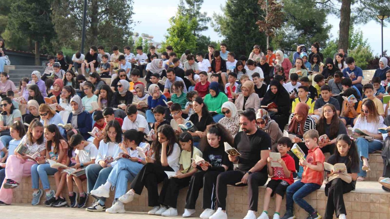Siirt’te Öğrenciler Ve Veliler Birlikte Kitap Okudu