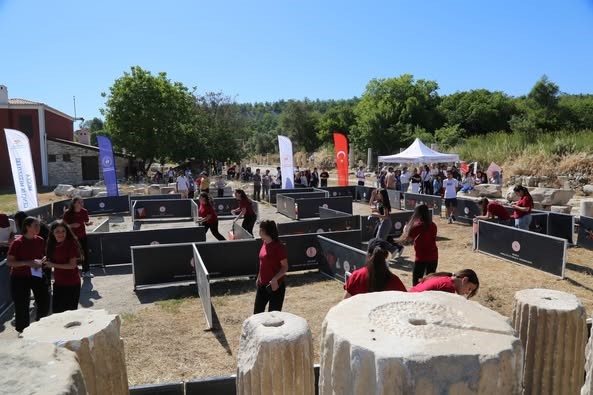 2025 Aile Yılı Kapsamında Labirent Oryantiring Etkinliği Stratonikeia Antik Kenti’nde Gerçekleştirildi