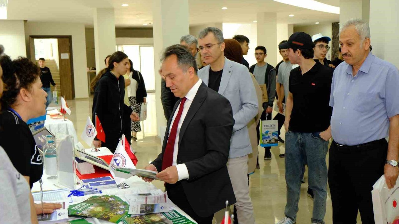 Üniversite Adayları Aüb Tanıtım Fuarında Geleceklerini Şekillendiriyor