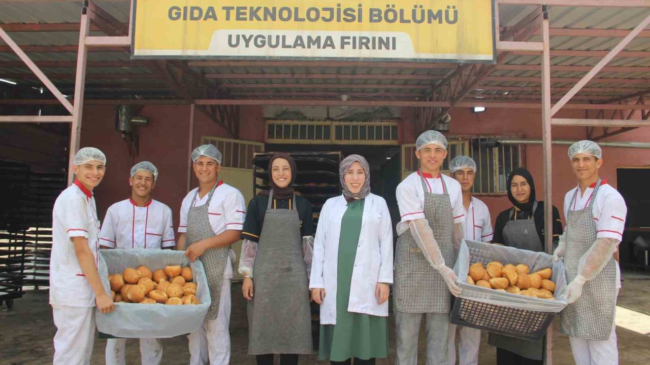 Şanlıurfa’da Meslek Lisesi Öğrencileri Günlük 16 Bin Ekmek Üretiyor