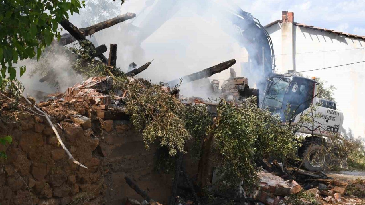 Bilecik’te 3 Katlı Metruk Evde Yangın