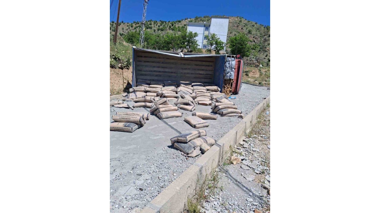 Çimento Yüklü Kamyon Devrildi: 1 Yaralı