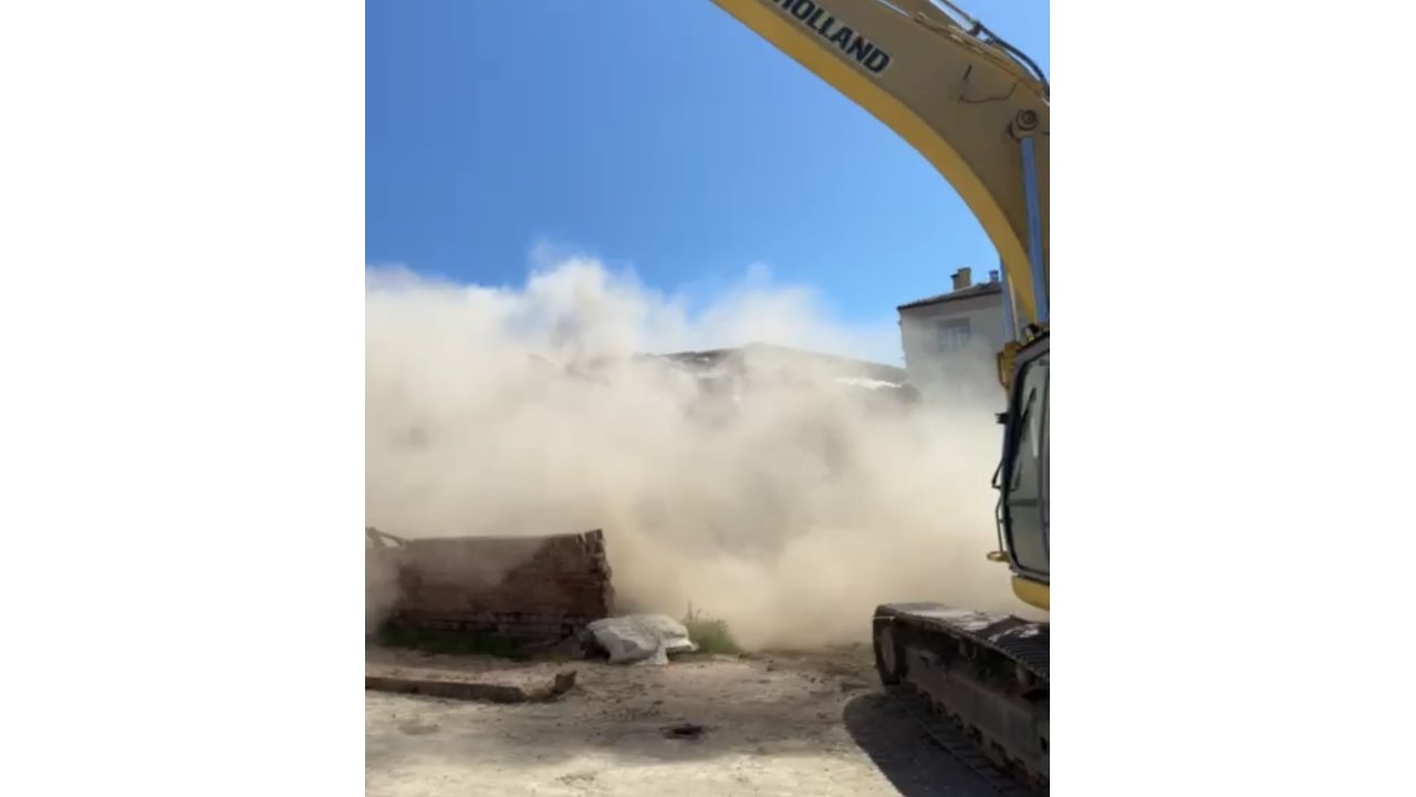 Elazığ’da Ağır Hasarlı Yapıların Yıkımları Sürüyor