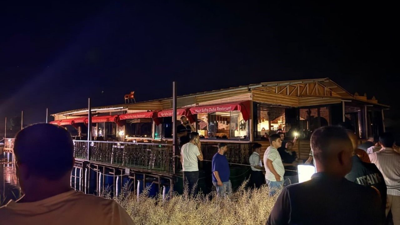 Şanlıurfa’da Halatları Kopan Duba Restoran Müşterilerle Birlikte Fırat Nehri’nde Sürüklendi