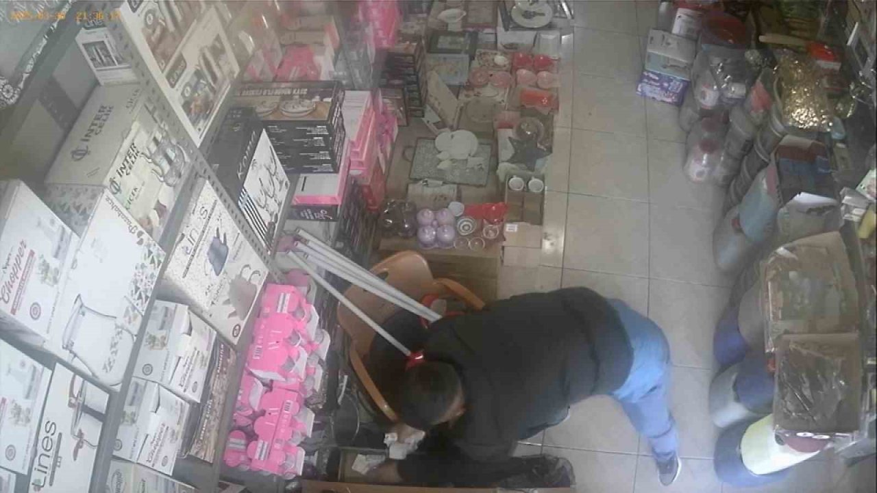 Üç İş Yerini Soydu,