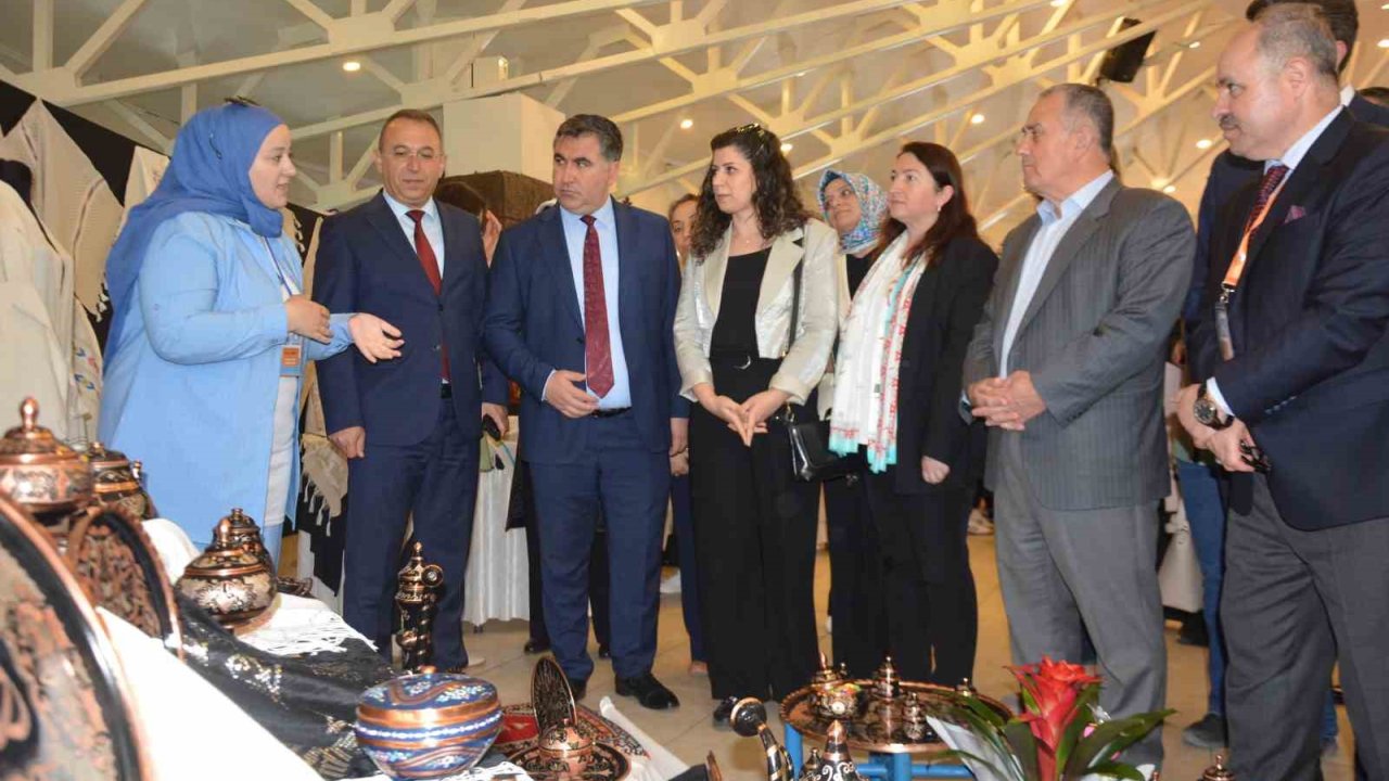 Ev Kadınları, Sanatın Kadınları Oldu: Yüzlerce El Emeği Ürün Açılan Sergiyle Görücüye Çıktı