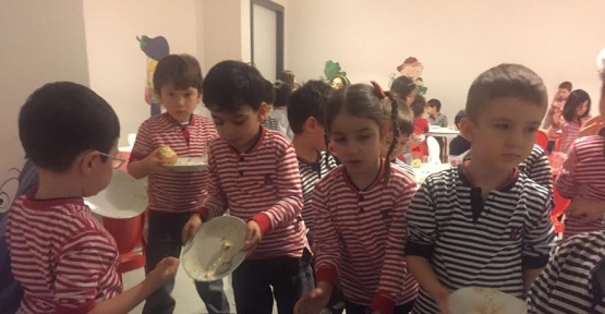 Minikler artan yemeklerini sokak hayvanları için ayırdı