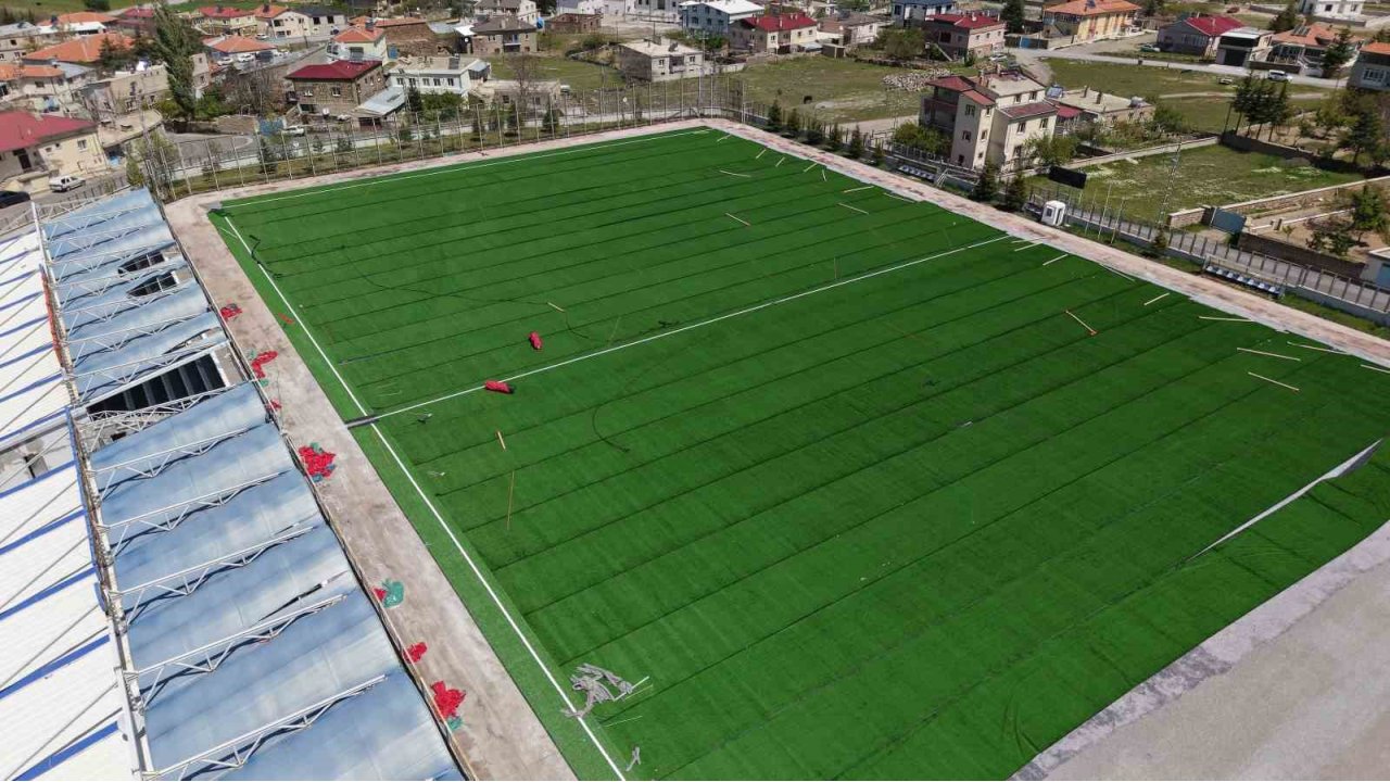 Başakpınar Spor Merkezi’nin Çimleri Ve Yedek Kulübeleri Yenileniyor