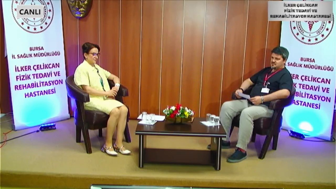 Ayna Karşısında Duruş Bozukluğu Skolyozun Habercisi Olabilir