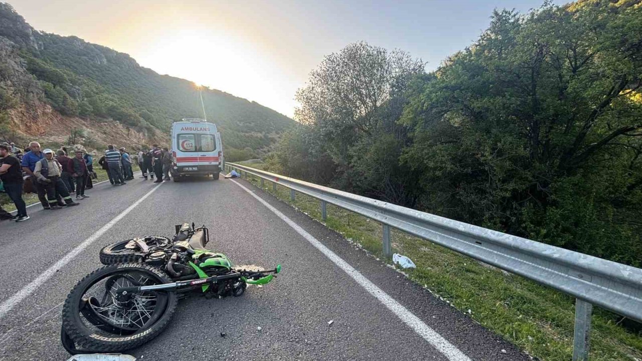 Isparta’da Bariyerlere Çarpan Motosikletteki Lise Öğrencisi Hayatını Kaybetti