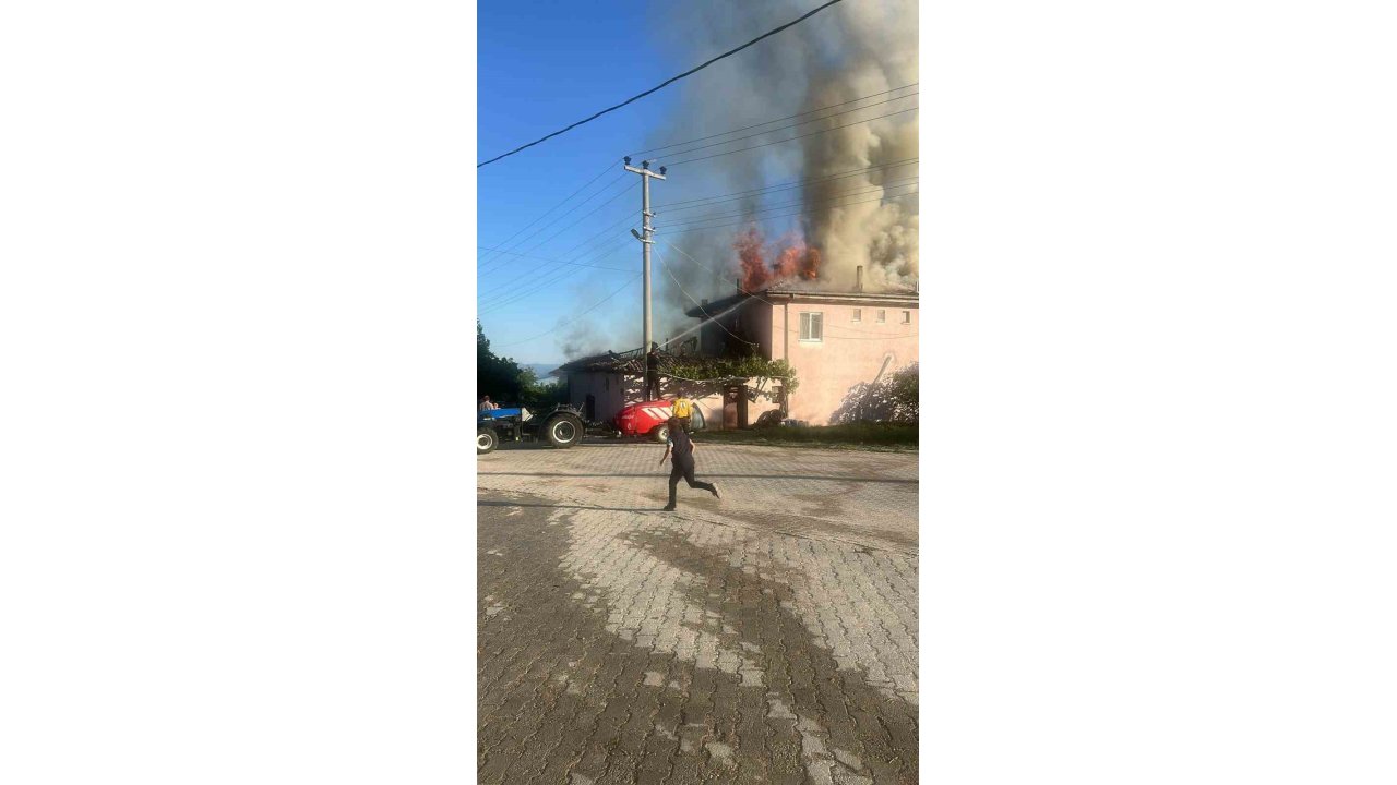 Isparta’da 2 Katlı Ahşap Ev Yangında Kül Oldu