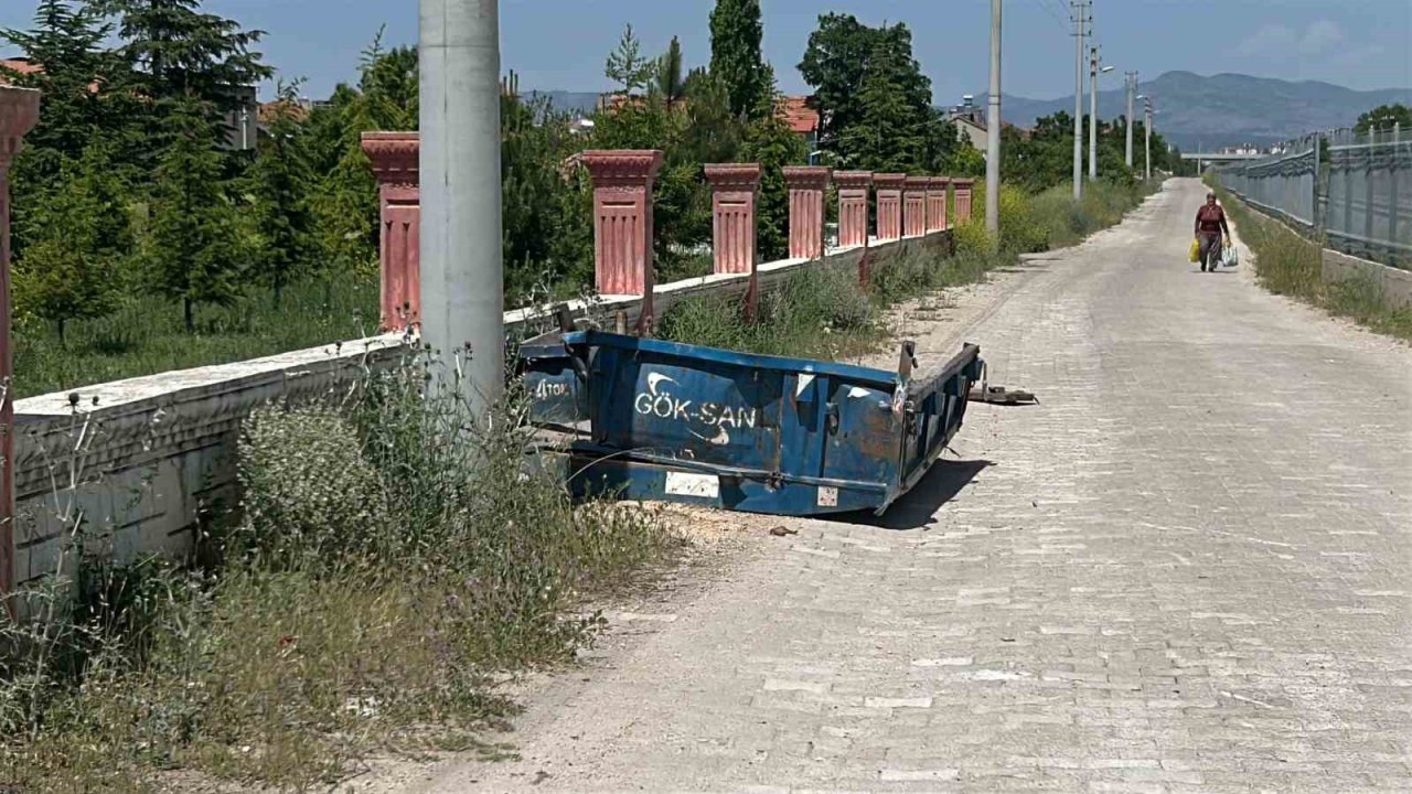 Uşak’ta Hemzemin Geçitte Traktör İle Tren Çarpıştı: 1 Yaralı