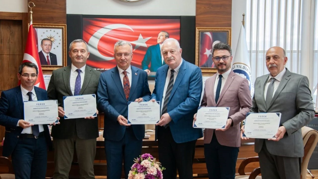 Fen Edebiyat Fakültesinin, Akreditasyon Belgelerini Rektöre Takdim Etti