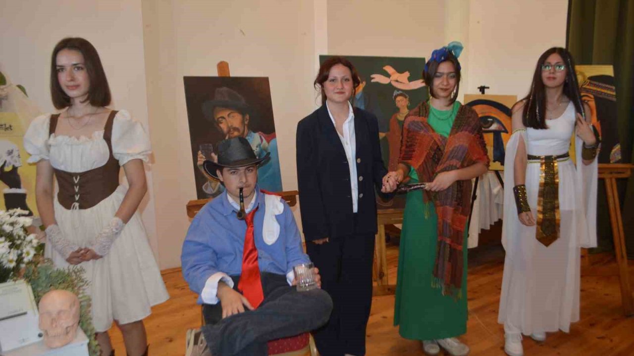 Ayvalık’ta Kostümlü Sergi