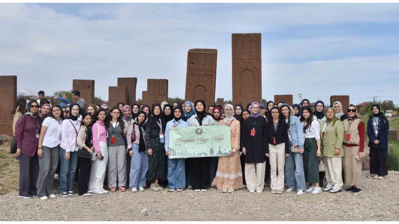 65 İlden Bin 600 Öğrenci Cumhurbaşkanlığı Külliyesi’nde Ağırlandı