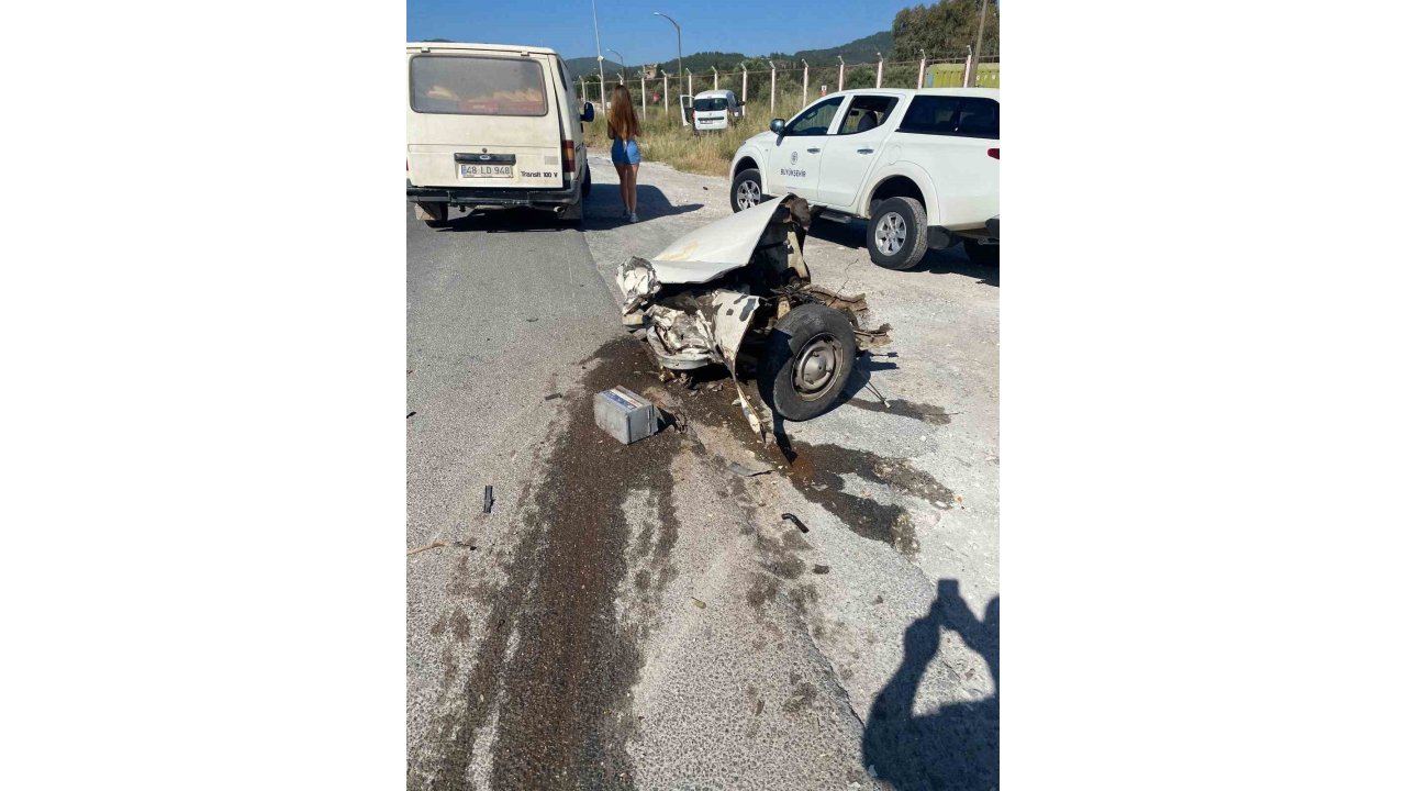 Muğla’daki Kazada Otomobil İkiye Ayrıldı