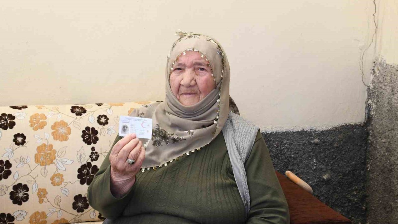 114 Yaşındaki Makbule Nine’ye Sağlık Ekiplerinden Doğum Günü Sürprizi