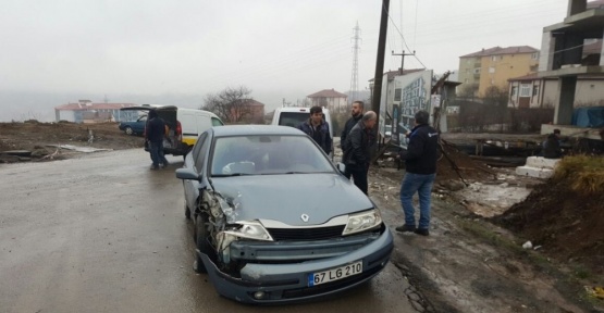 Otomobiller kafa kafaya çarpıştı: 1 yaralı