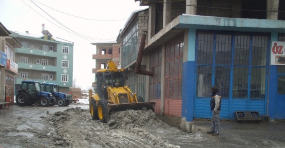 Özalp ilçesinde kar temizleme çalışması