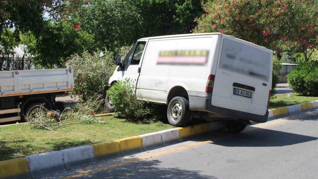 Hakimiyeti Kaybolan Minibüs Refüjde Asılı Kaldı