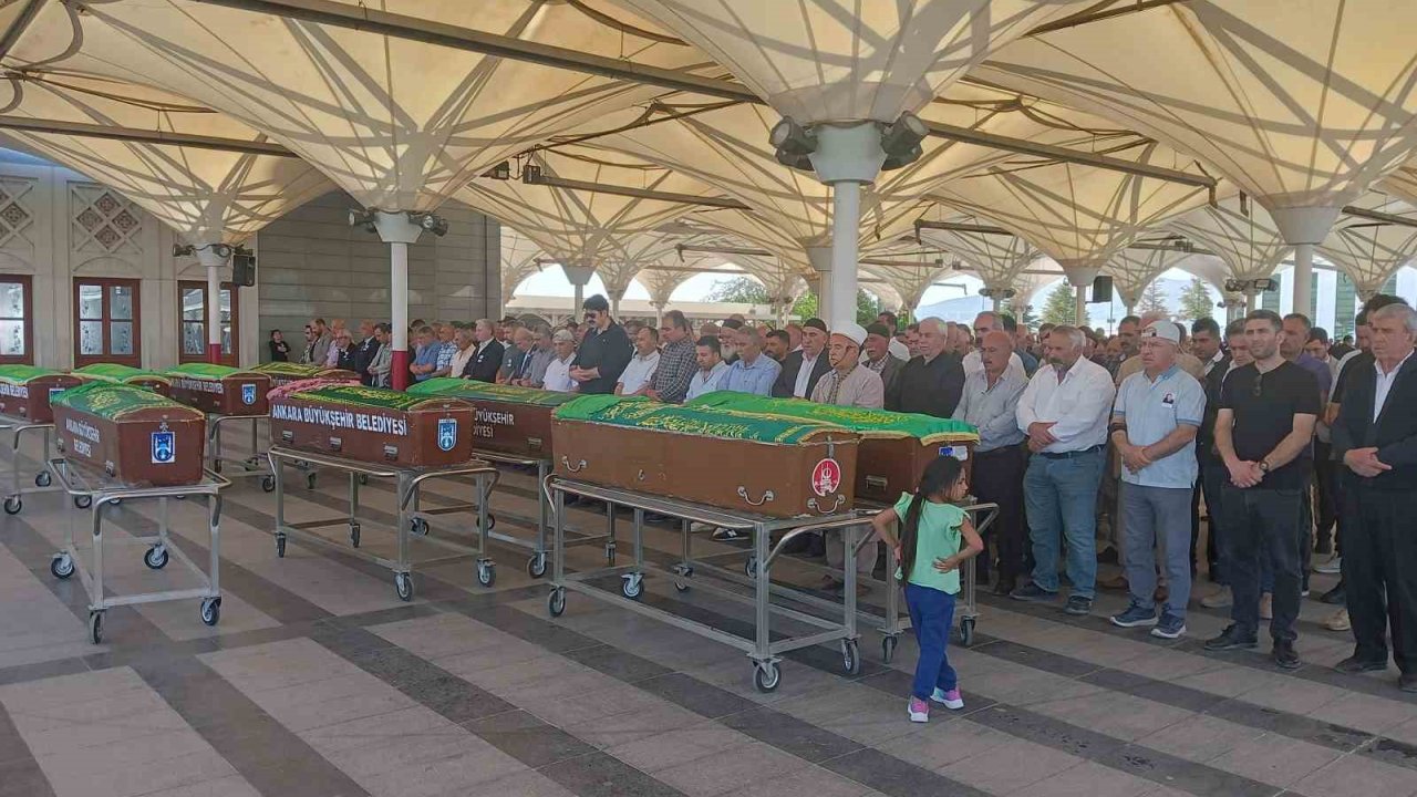 Ankara’da Başından Vurulmuş Halde Ölü Bulunan Kız Çocuğu Son Yolculuğuna Uğurlandı