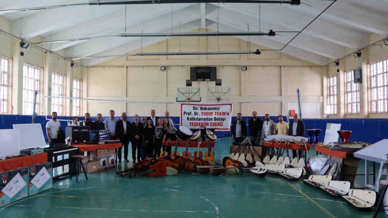 Bakan Tekin’den Oltu’daki Okullara Malzeme Desteği