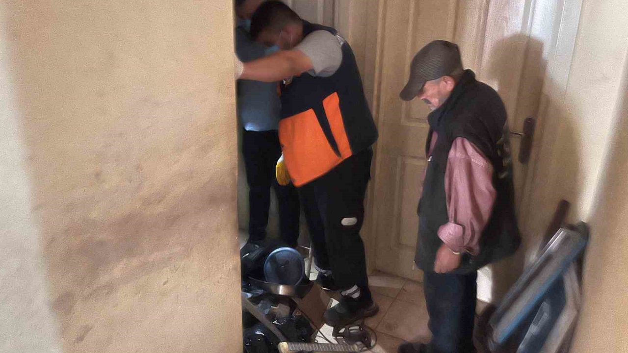 Esenyurt’ta Yaşlı Adamın Çöp Evi 4’üncü Kez Boşaltıldı