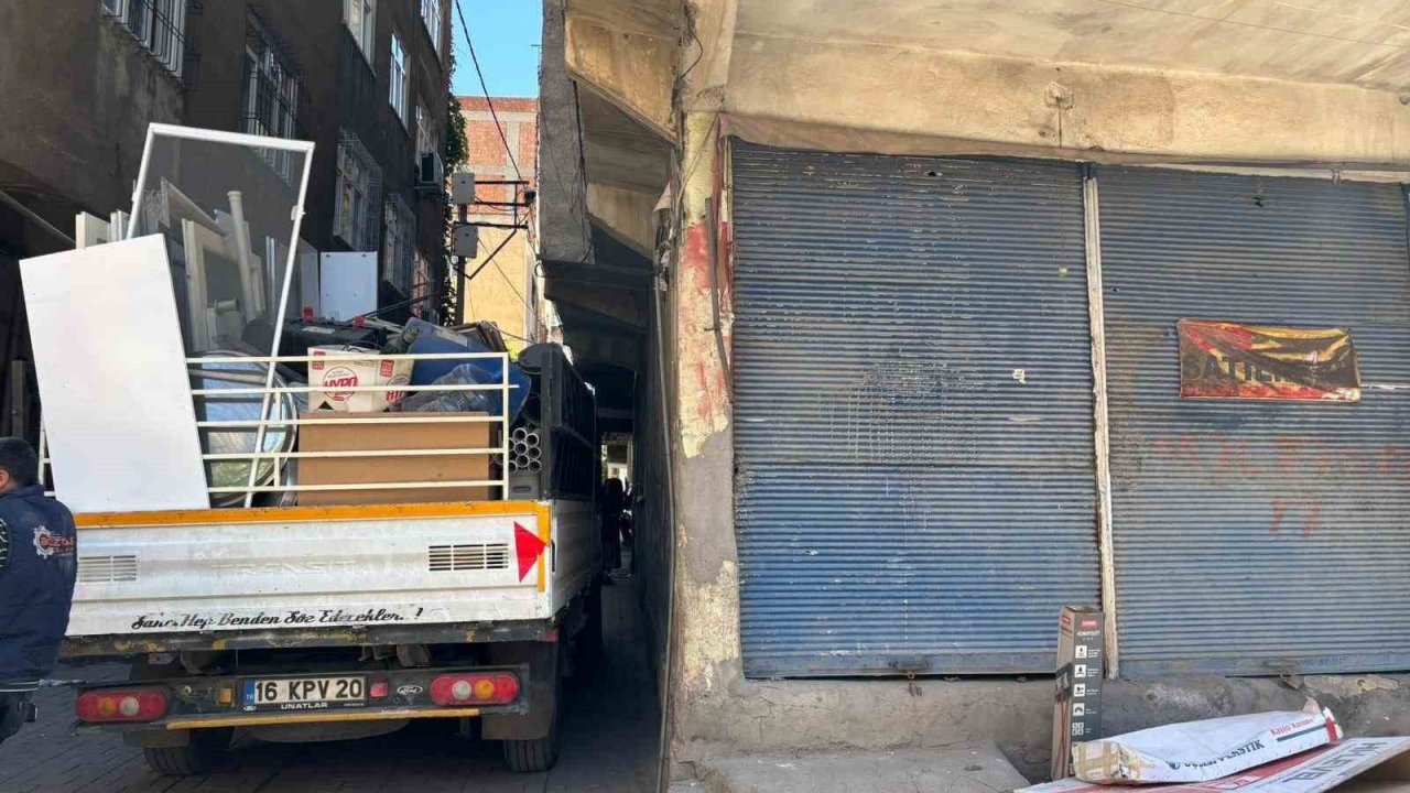 Diyarbakır’da Bir Esnaf 2 Yıldır Kimliği Belirsiz Kişilerin Silahlı Saldırısına Uğruyor