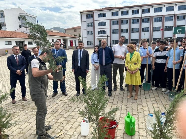 Öğrenciler Gelecekleri İçin Fidan Diktiler