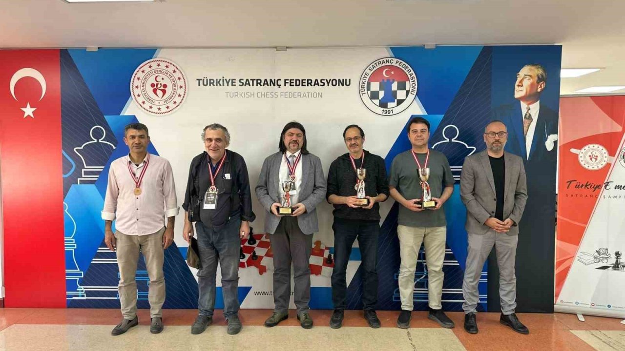 Satrançta Gençler Ve Emektarlar Kıyasıya Mücadele Etti