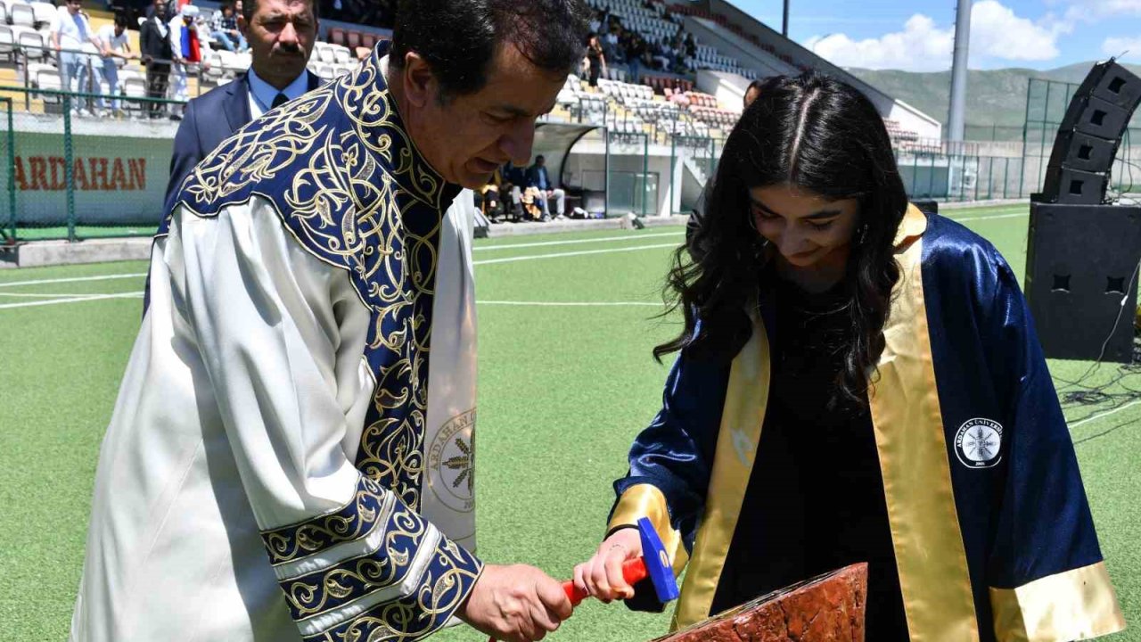 Ardahan Üniversitesinde Mezuniyet Coşkusu