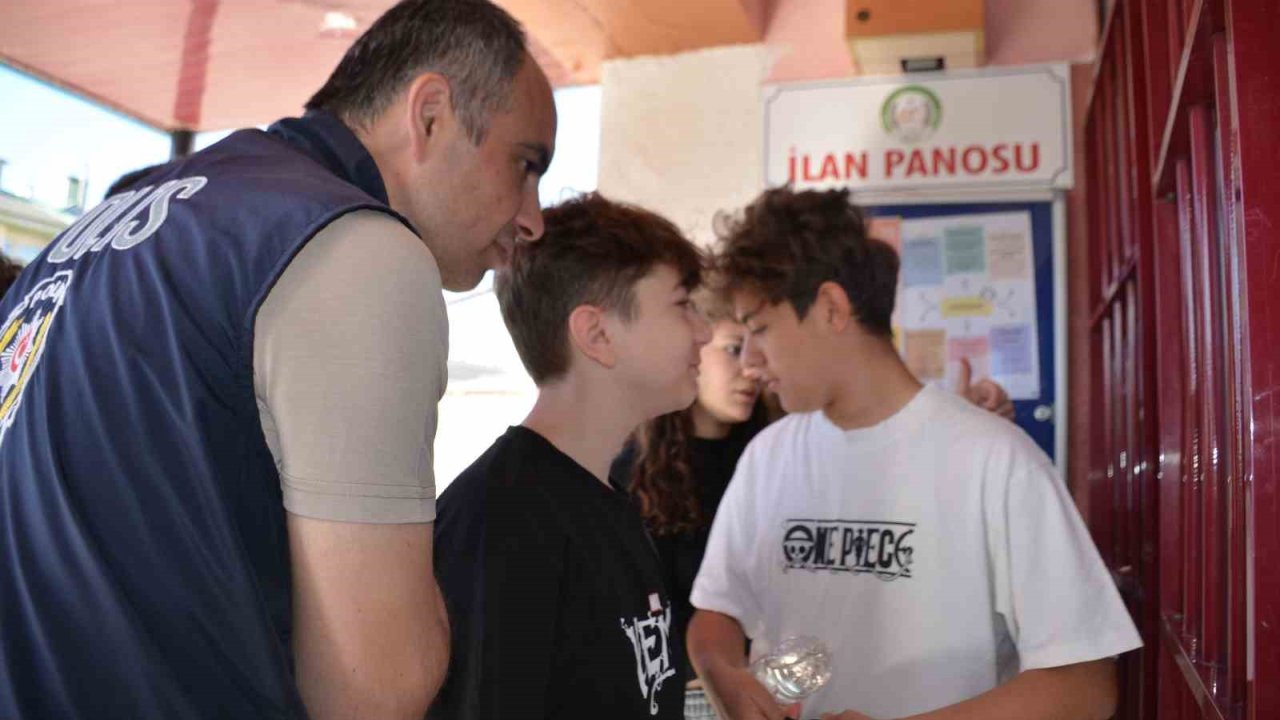 Sınav Yerini Karıştıran Ortaokul Öğrencisini Motosikletiyle Sınava Yetiştirdi