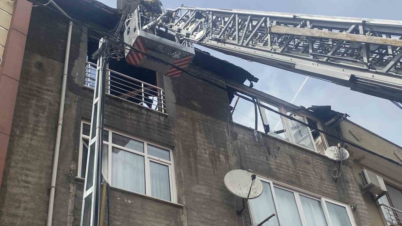 Ataşehir’de Bir Binanın Çatı Katı Yanarak Alevlere Teslim Oldu