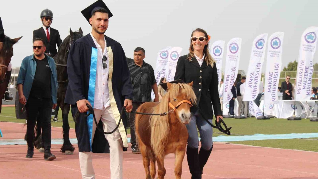 Kep Takan Sevimli At, 4 Bin 500 Öğrenci İle Birlikte Mezun Oldu