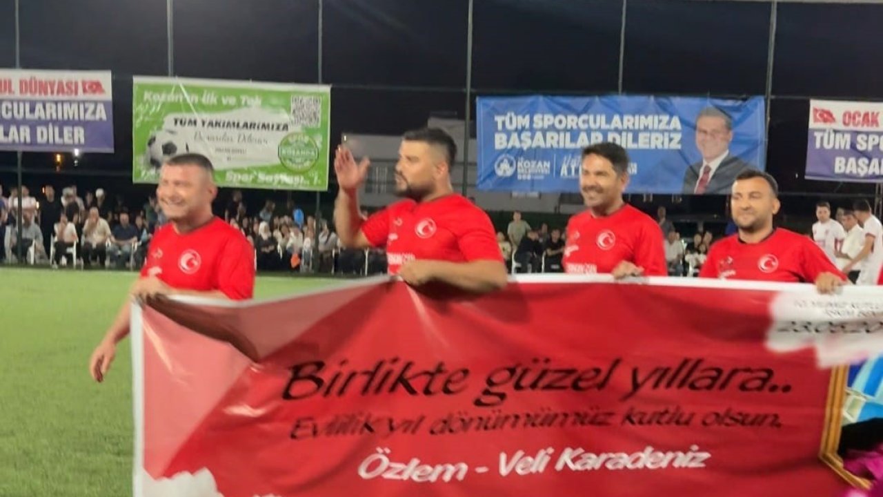 Adanalı Öğretmen 10. Evlilik Yıl Dönümünü Sahada Kutladı