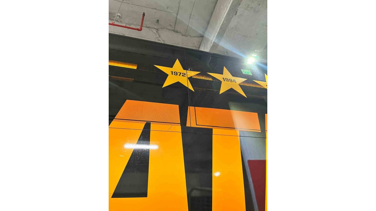 Galatasaray Otobüsüne Taşlı Saldırı