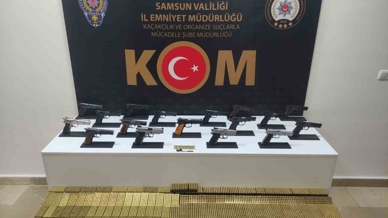 Polis Araca Zulalanmış 17 Tabanca Ele Geçirdi