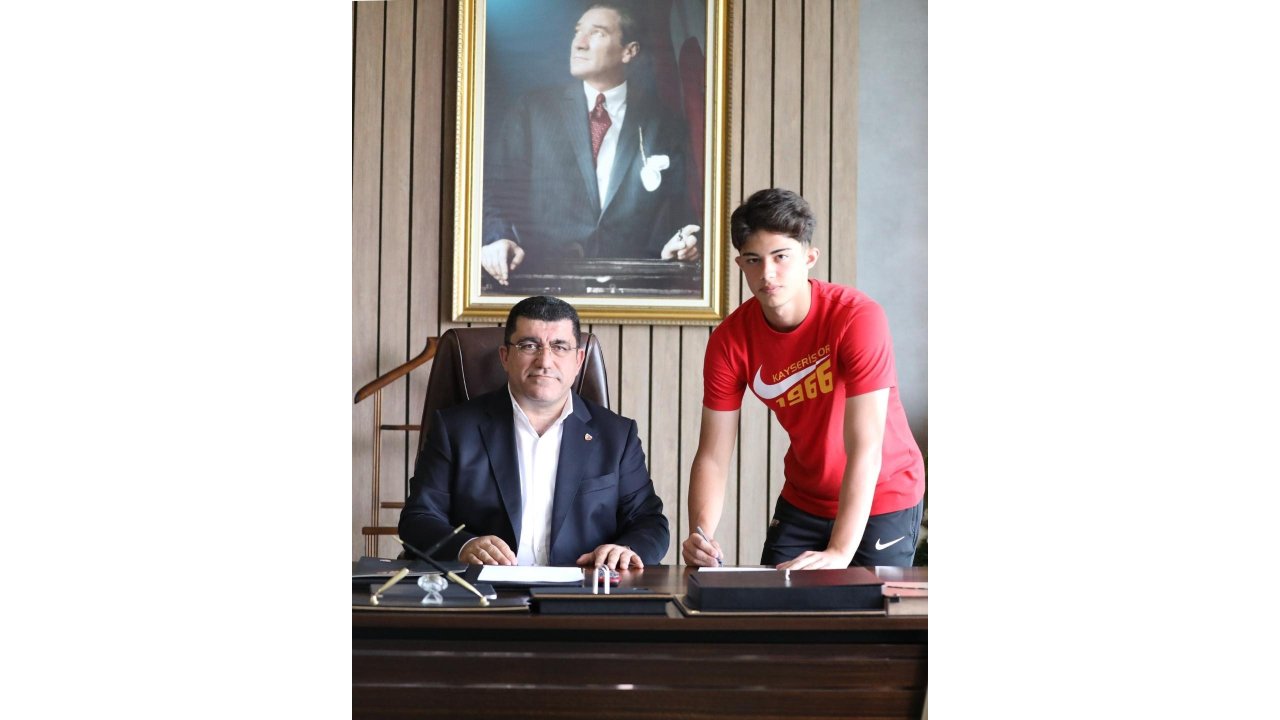 Kayserispor’da Kayra Profesyonel Oldu