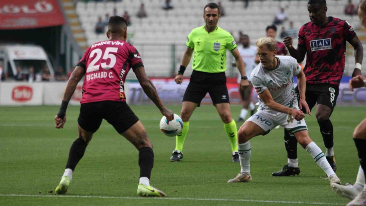 Trendyol Süper Lig: Konyaspor: 0 - Alanyaspor: 2 (İlk Yarı)