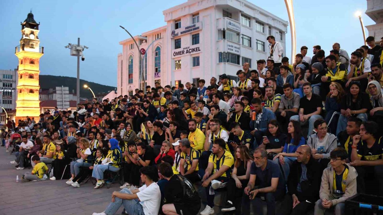 Yozgat’ta Fenerbahçe-monaco Maçı Cumhuriyet Meydanında Canlı Yayınlandı