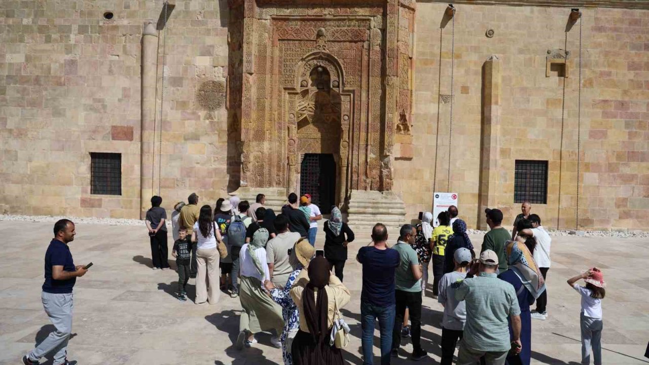 Esrarengiz Gölgeleri Görmek İsteyenler 8 Asırlık Camiye Akın Etti