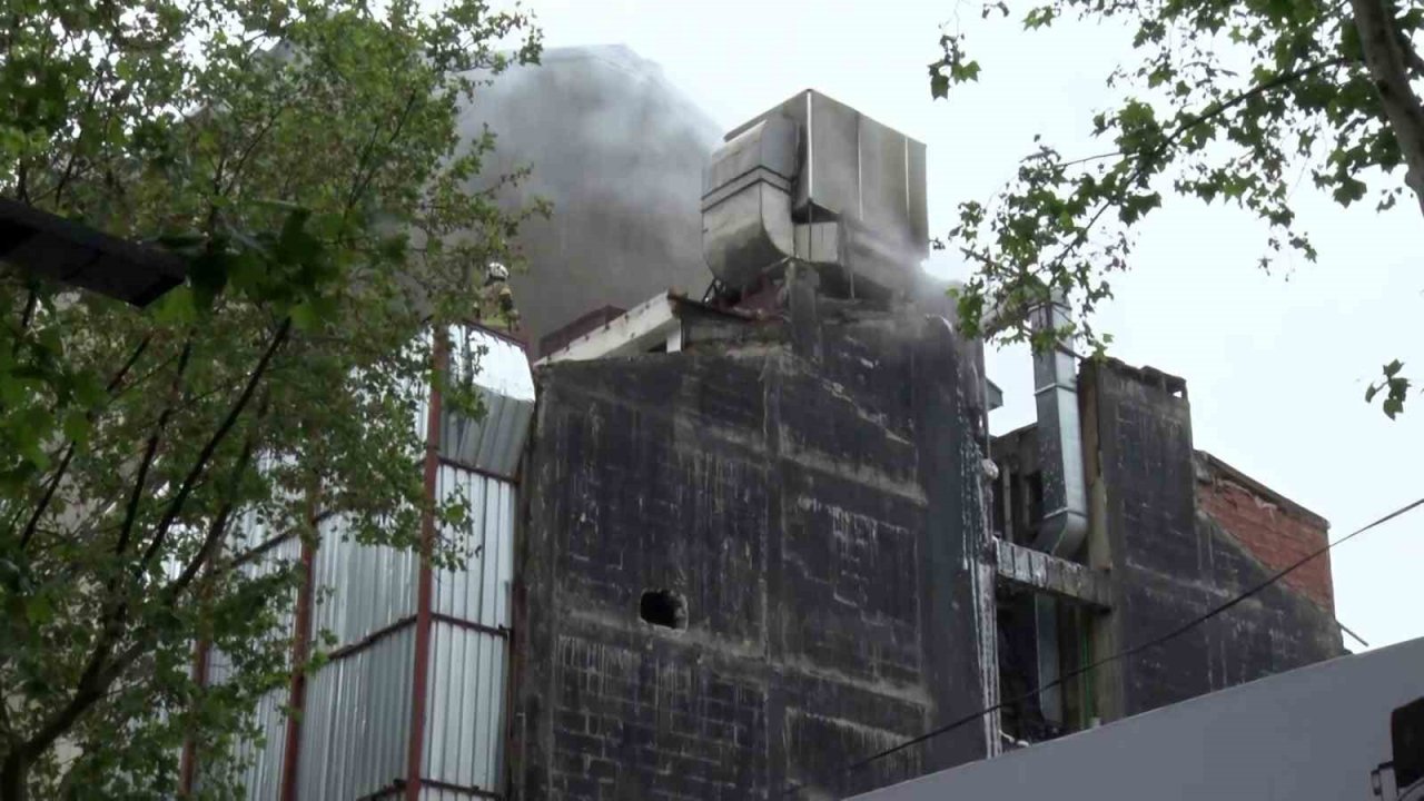 Şişli’de 5 Katlı Boş Binada Yangın