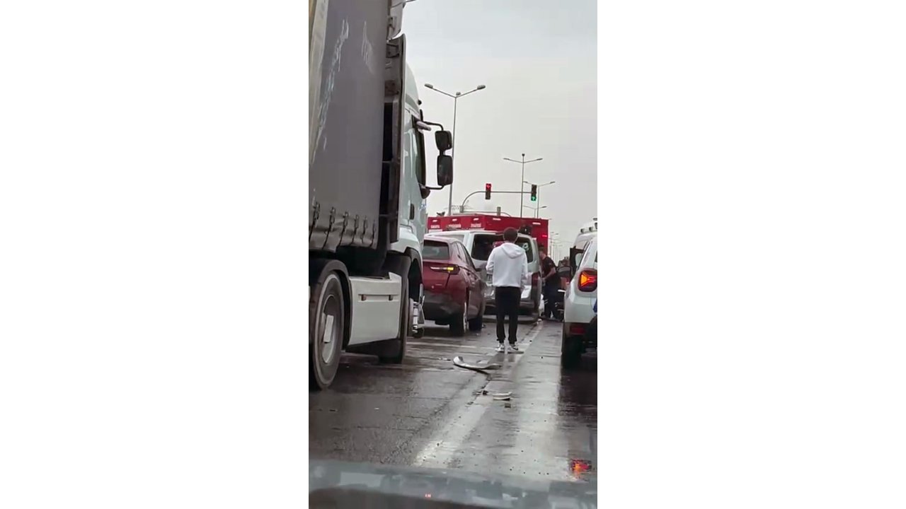 Sakarya’da Suv Tarzı Araç İle Minibüs Çarpıştı: 1 Yaralı