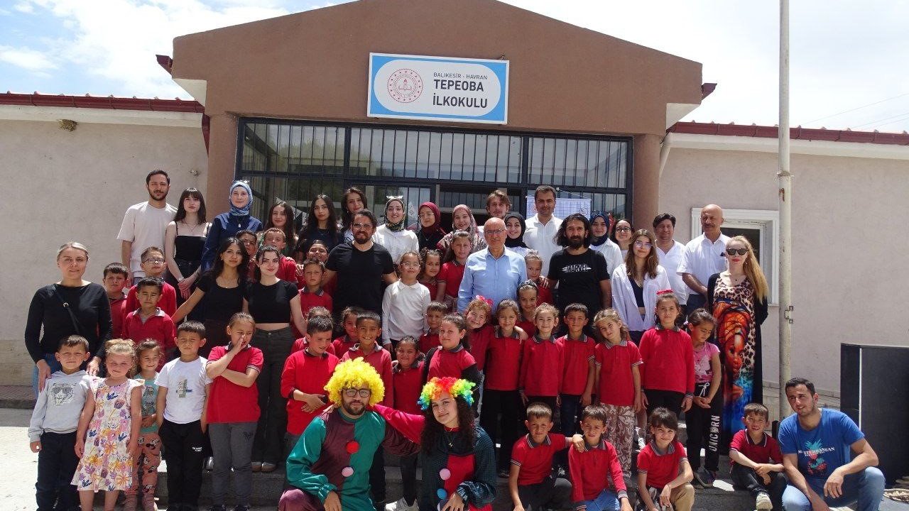 Balıkesir Üniversitesi Öğrencilerinden Köy Okuluna Anlamlı Dokunuş