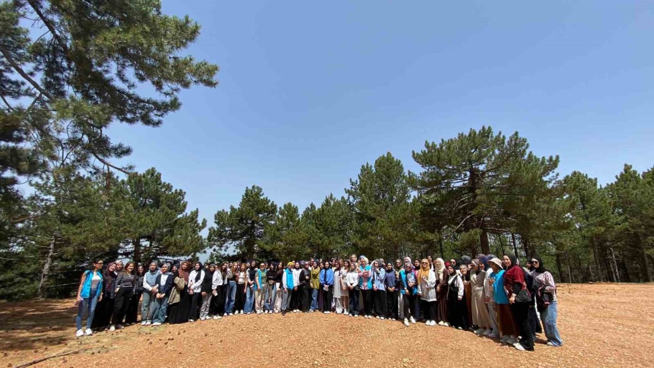 Kütahya’da 130 Kız Öğrenciye Murat Dağı Kampı
