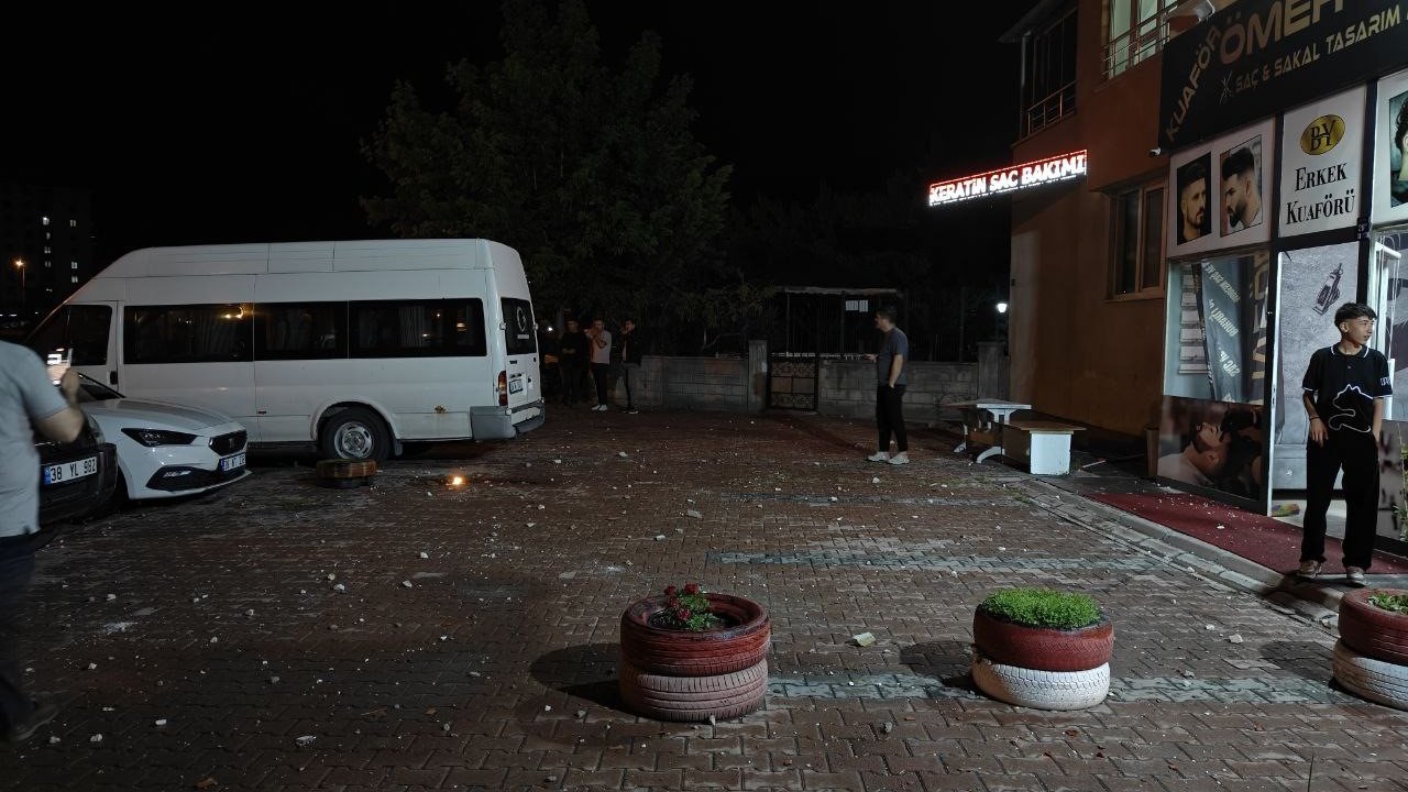 Kayseri’de Apartmanın Çatısına Yıldırım Düştü, Park Halindeki Araçlar Zarar Gördü