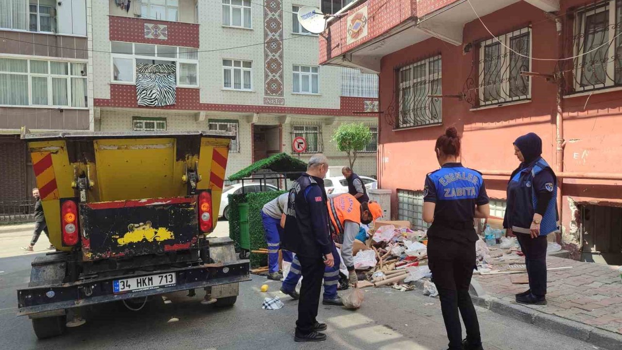 Esenler’de 4. Kez Temizlenen Daireden 7 Kamyon Çöp Çıktı