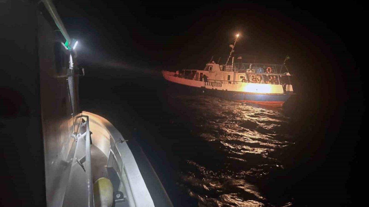 Göçmen Kaçakçıları Özel Tekne İle Kaçarken Yakalandı