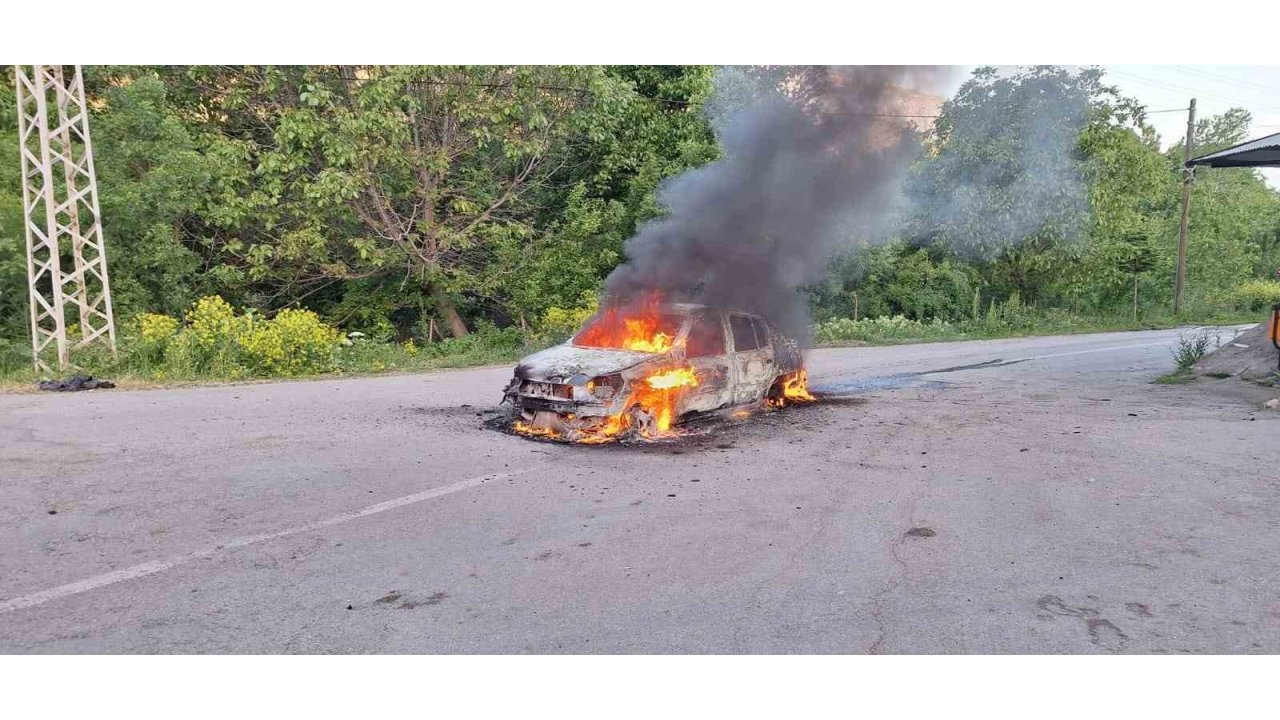 Erzincan’da Otomobil Alev Alev Yandı